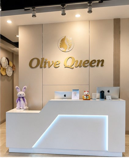 Olive Queen reception and sculptural chandelier