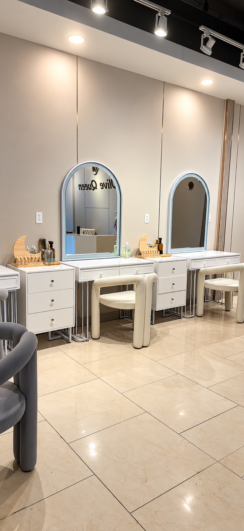 Olive Queen guest lounge